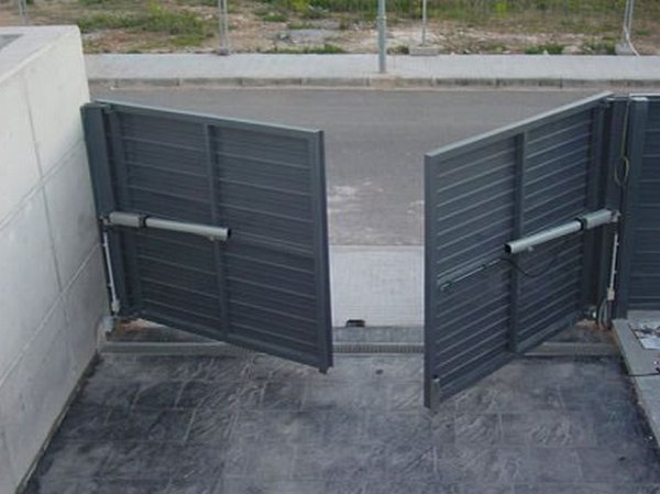 Puertas batientes de 2 hojas para residencial, garaje o parking